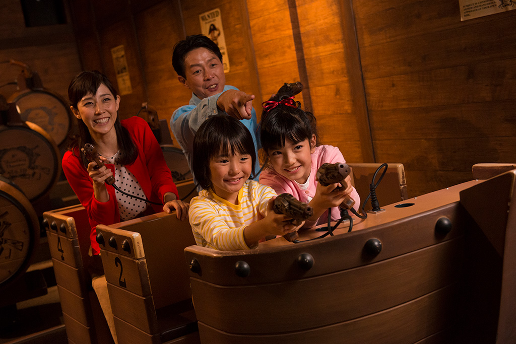 アトラクションを楽しむ家族/東京ジョイポリス（東京都/港区）