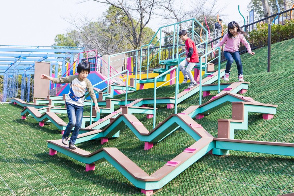 クネクネ迷路が続く「バランスネイク」/ひらかたパーク(大阪府枚方市)