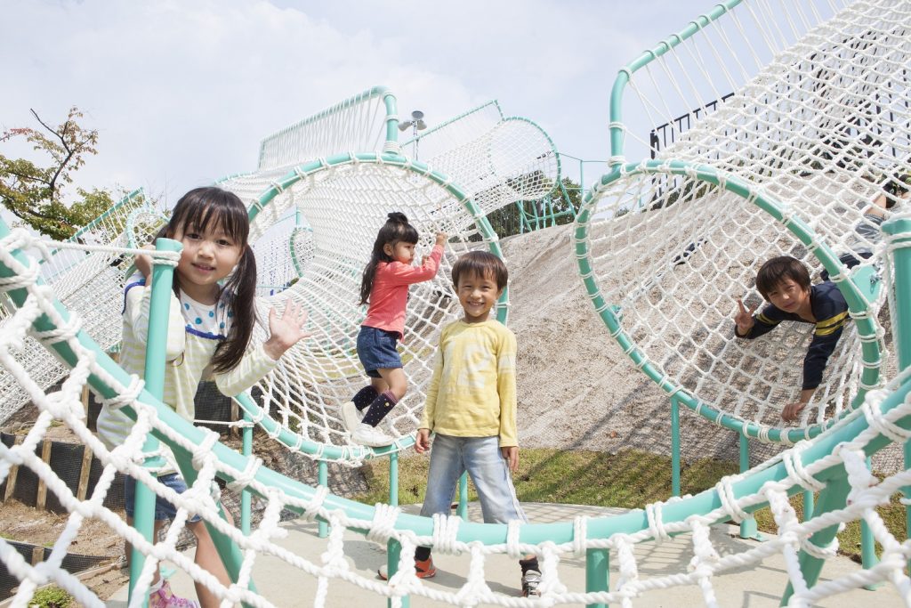 ネットのトンネルを進む「カラマンデ」/ひらかたパーク(大阪府枚方市)