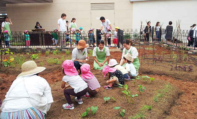 種まきをする子ども達/MARK ISみなとみらい(神奈川県/横浜市)