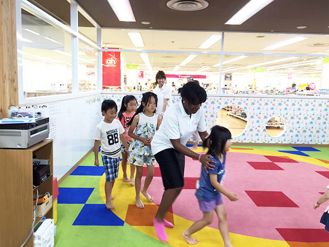 外国人スタッフと遊ぶ子ども/港北 TOKYU S.C.(神奈川県/横浜市)