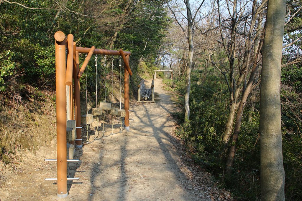アスレチックエリア(吊ロープ丸太渡り)/大津市比良げんき村(滋賀県大津市)