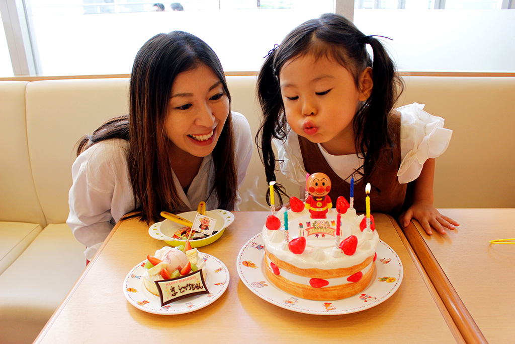 ろうそくの火を吹き消す子ども/福岡アンパンマン＆ペコズキッチン（福岡県/福岡市）