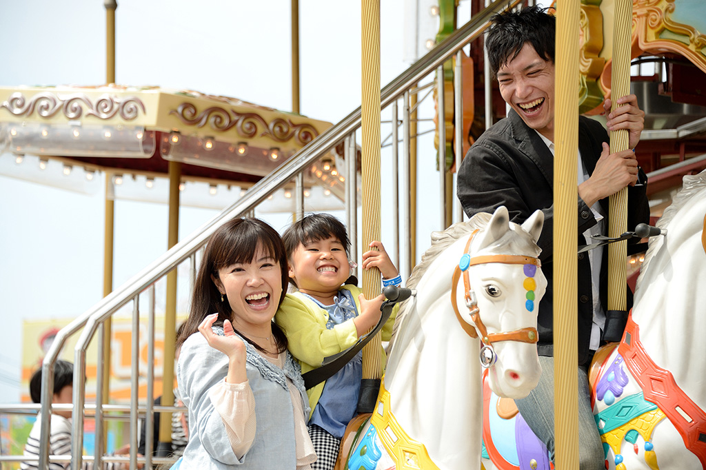 メリーゴーラウンドに乗る親子/浜名湖パルパル（静岡県/浜松市）