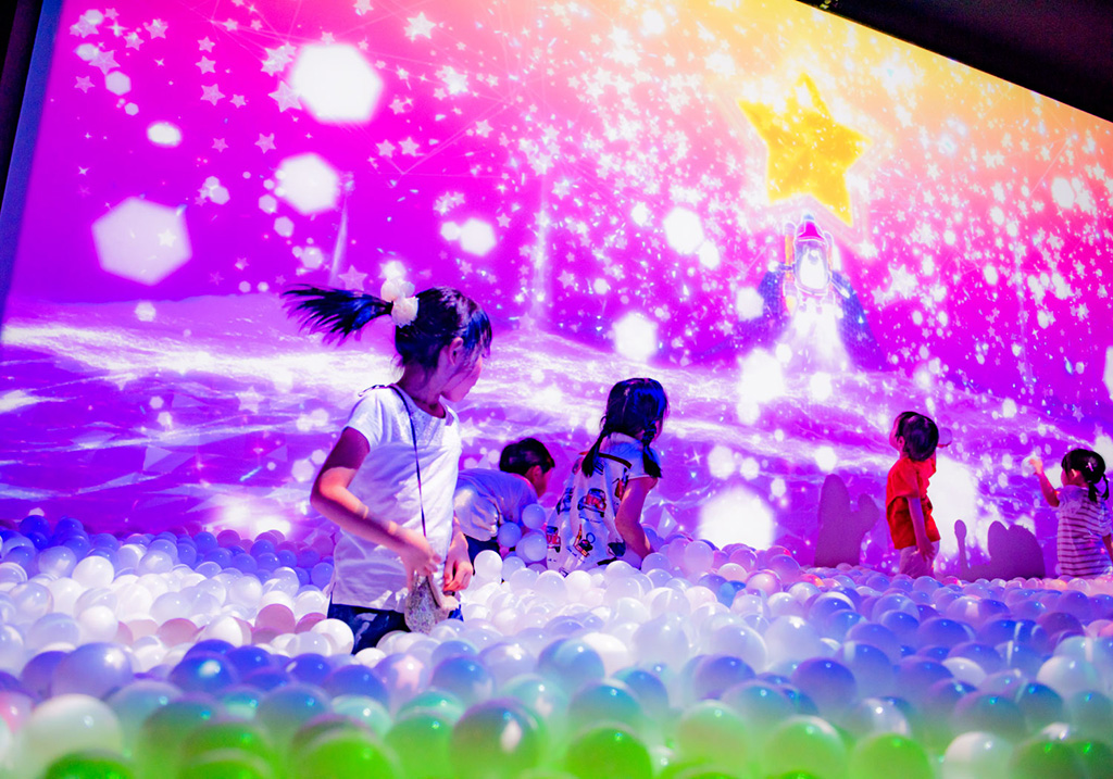 ボールプールで遊ぶ子ども達/リトルプラネットmozoワンダーシティ（愛知県名/古屋市）