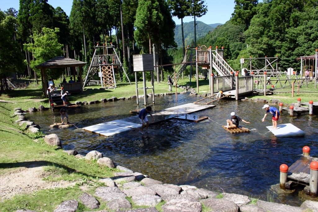 池の中央に遊具が浮かぶ「ミニ余呉湖」/ウッディパル余呉(滋賀県長浜市)