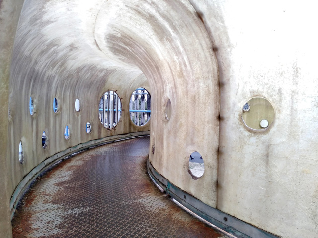 謎の宇宙船のような芸術的な建物の中/久峰総合公園(宮崎県/宮崎市)