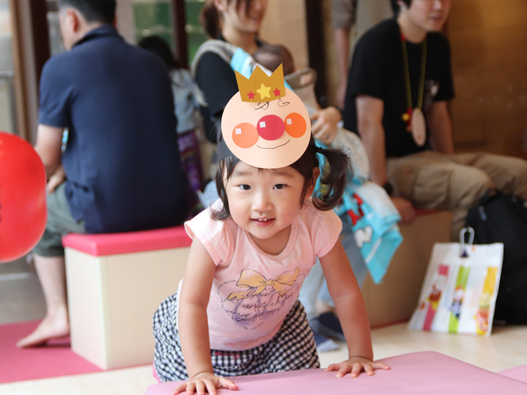 手作りお面をする子ども/仙台アンパンマンこどもミュージアム＆モール（宮城県/仙台市）