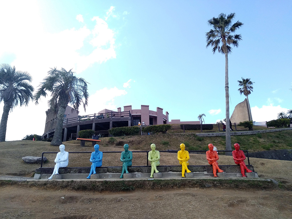 7色の「ヴォワイアン像」/サンメッセ日南(宮崎県/日南市)