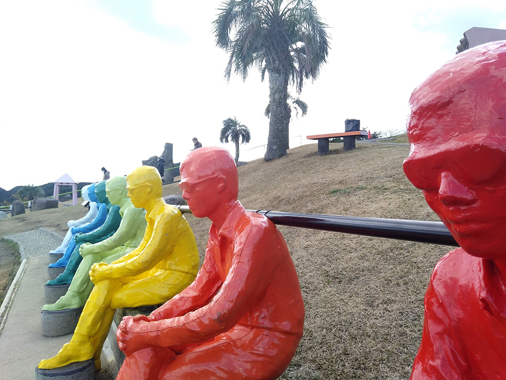 7色の「ヴォワイアン像」/サンメッセ日南(宮崎県/日南市)