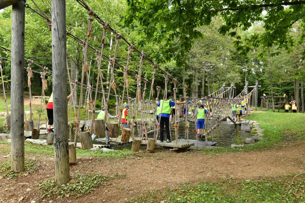 池の上を慎重に進む「トウオマわたり」/とうまスポーツランドフィールドアスレチック(北海道当麻町)
