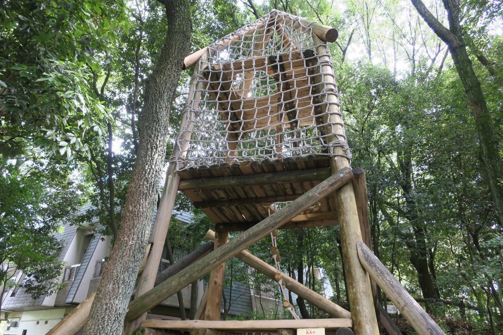 丸太やネットを使った複合遊具「宇宙ロケットで出発」／一宮地域文化広場(愛知県一宮市)