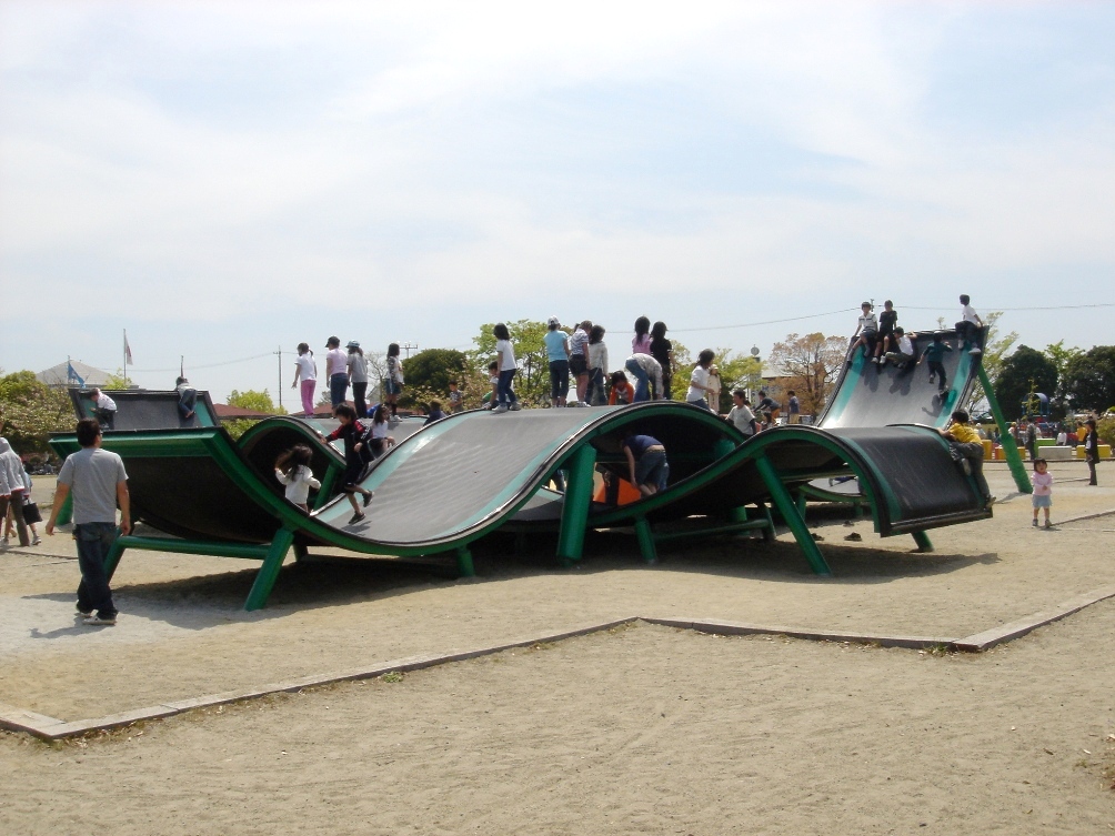 ゴムの弾力を利用した遊具「スーパーウェーブ」/海南こどもの国(愛知県弥富市)