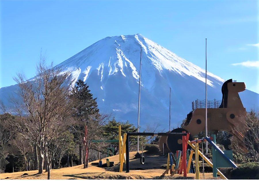 木馬と富士山/朝霧高原 もちや(静岡県富士宮市)