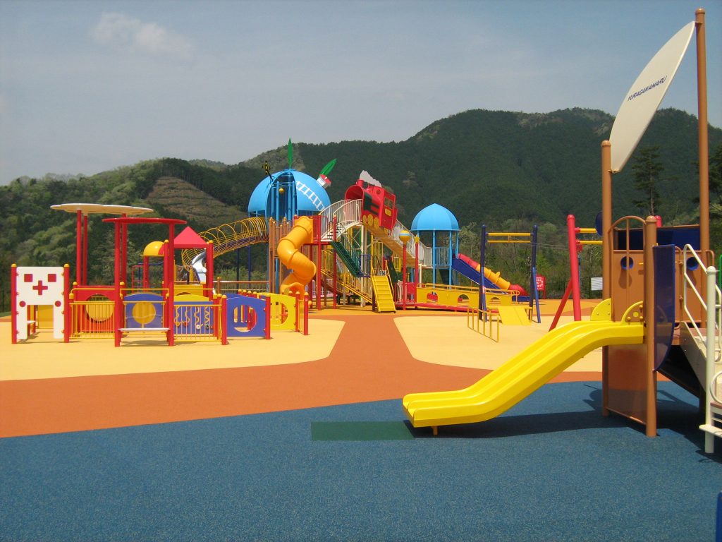 SLや鉄道をテーマにした複合遊具／三段池公園（京都府福知山市）