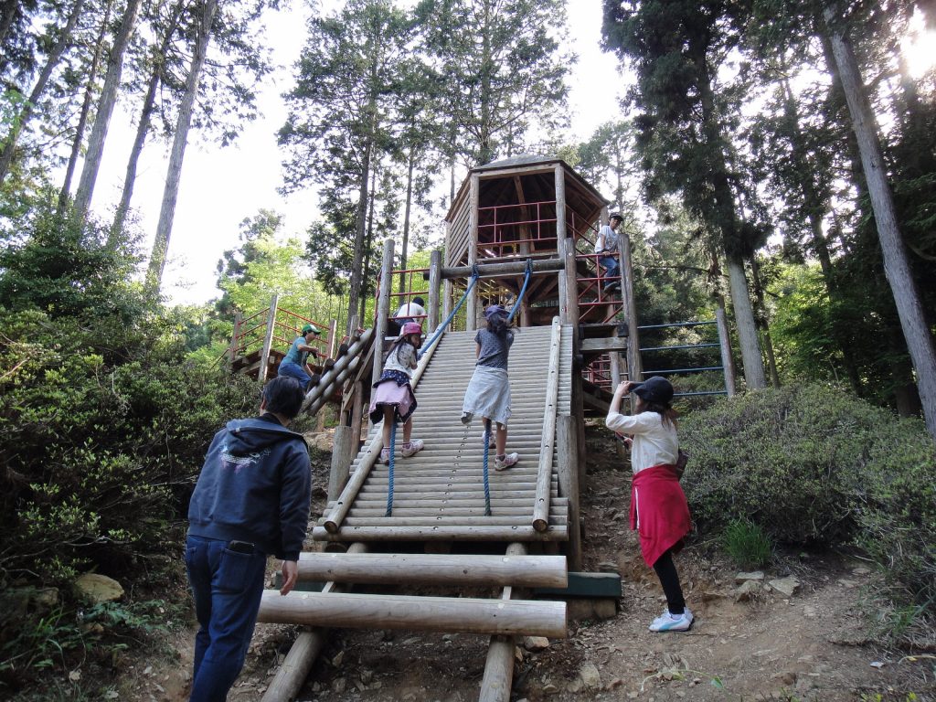 アスレチック遊具が連なった「冒険とりで」／宇治市総合野外活動センター「アクトパル宇治」（京都府宇治市）