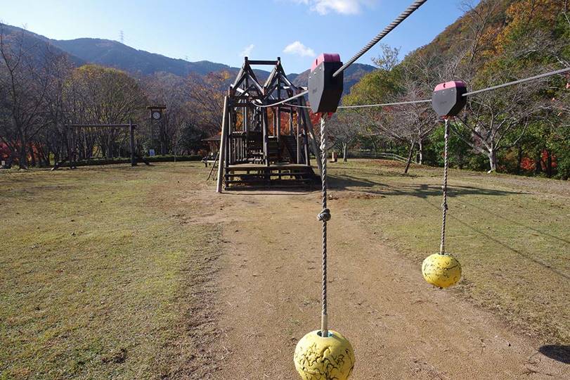 広場で人気のターザンロープ／南丹市美山大野ダム公園（京都府南丹市）