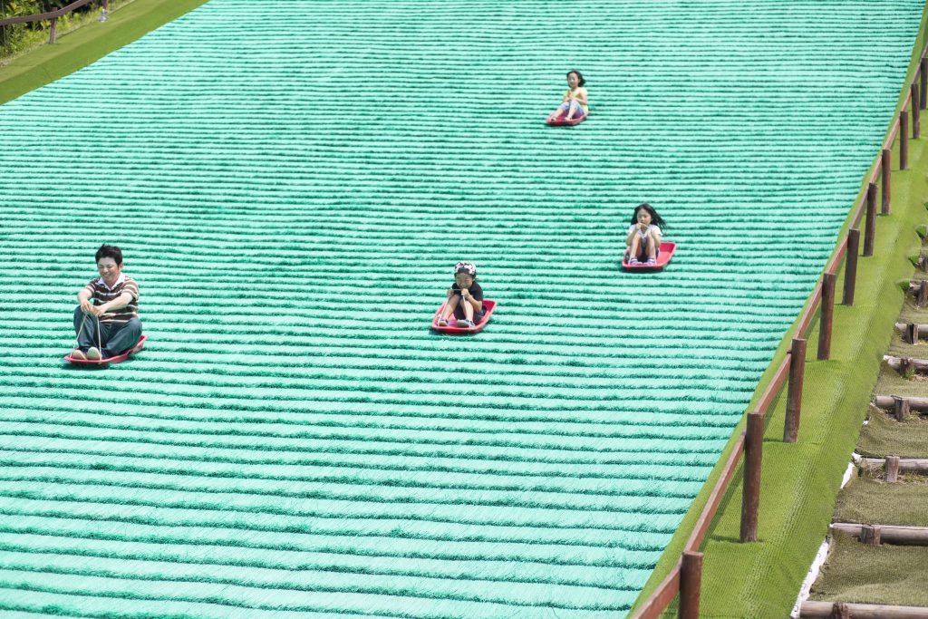 全長48mの「芝すべり」／丹後王国「食のみやこ」（京都府京丹後市）