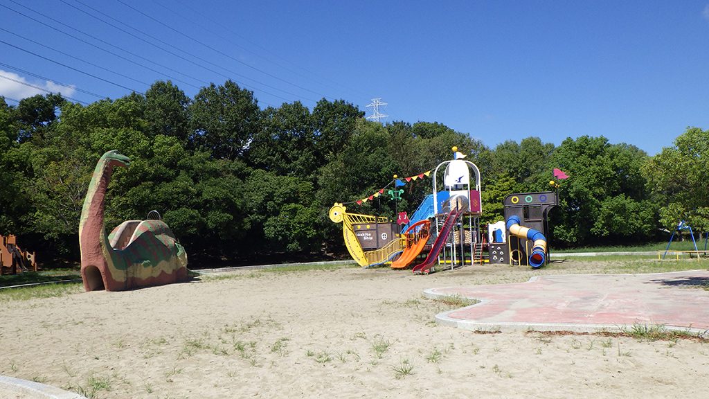 難破船をイメージした木製遊具のある「恐竜広場」/深北緑地(大阪府大東市)