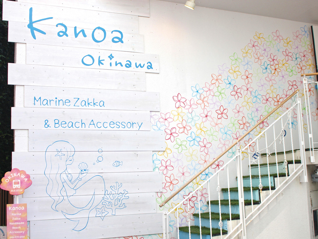 貝殻型のバスストップと、女の子と花模様の壁画/Kanoa国際通り店(沖縄県/那覇市)