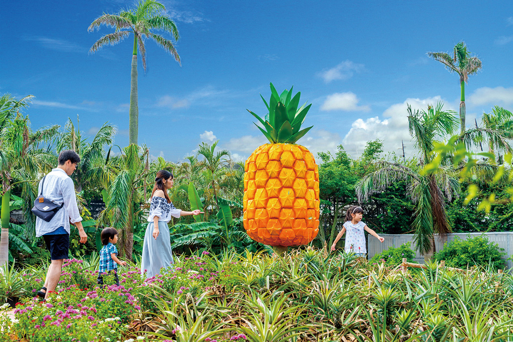 巨大なパイナップルのオブジェ/ナゴパイナップルパーク（沖縄県/名護市）