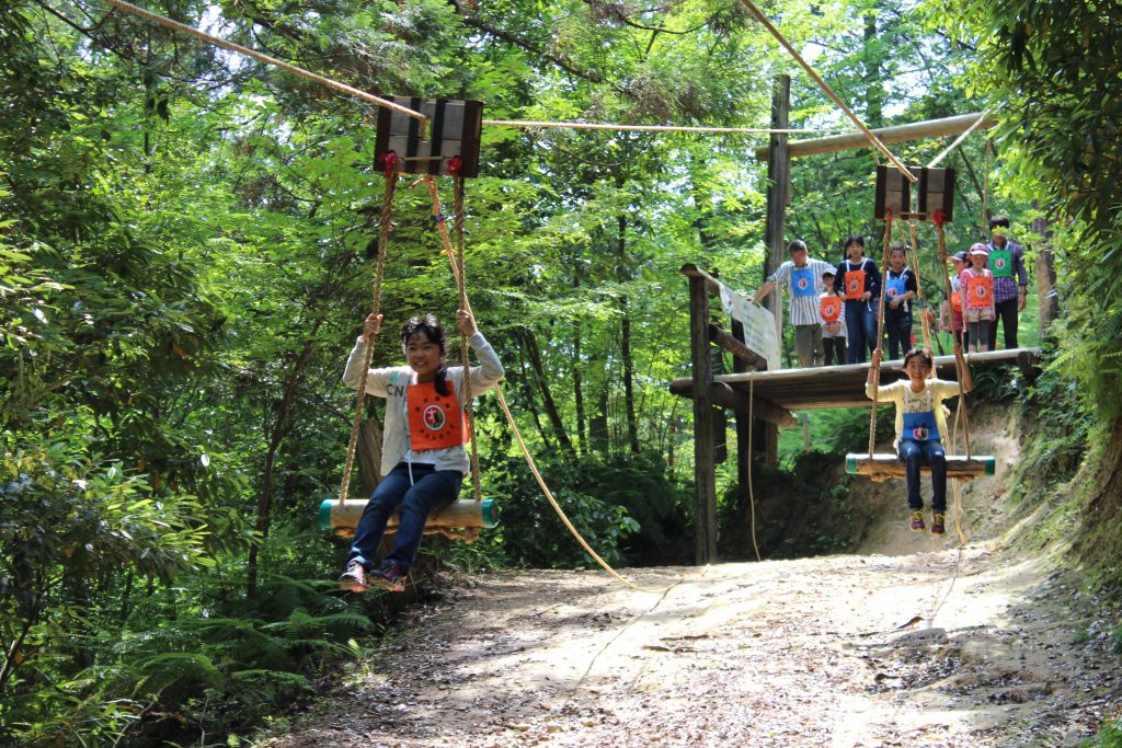 「天竜川くだり」丸太のブランコに乗って滑走/浜北森林アスレチック(静岡県浜松市)
