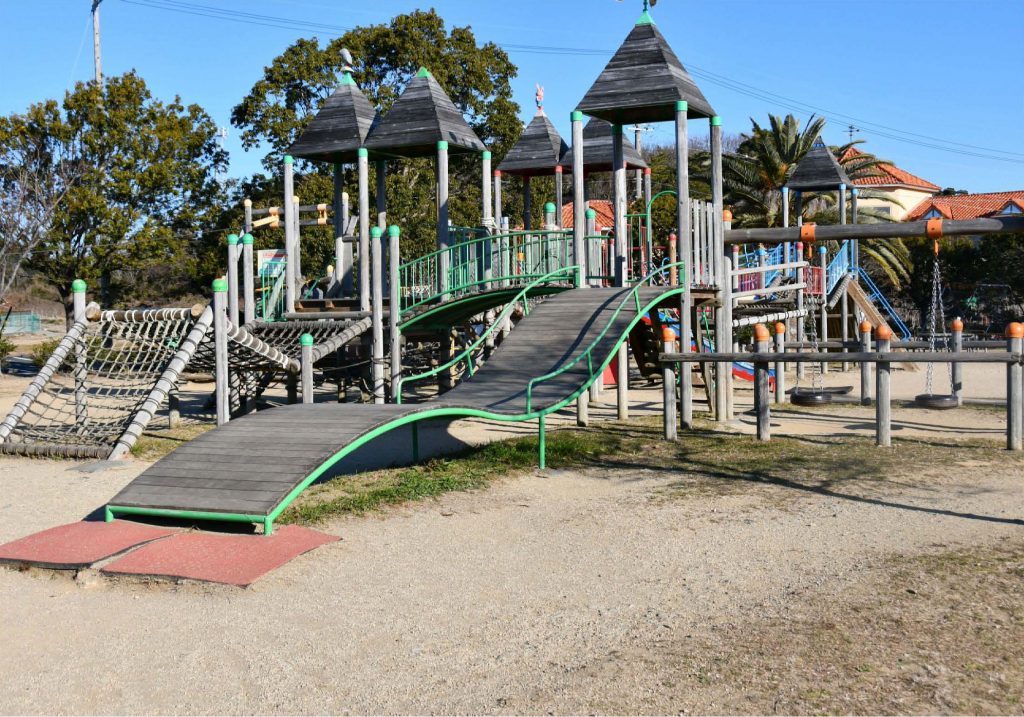 すべり台、吊り橋などが組み合わさった複合遊具/西岸中央公園(静岡県浜松市)