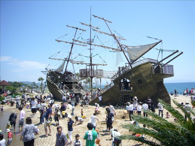 海賊船をイメージした巨大な遊具/広野海岸公園(静岡県静岡市)
