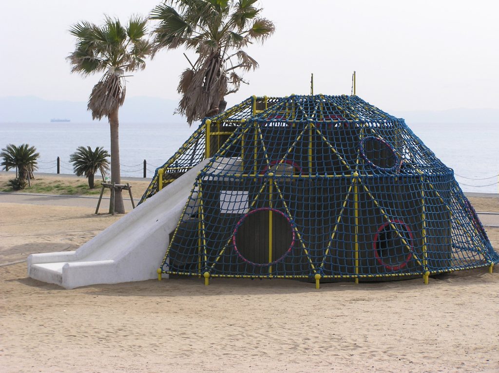 「漁礁遊具」滑り台と昇降ネットの複合遊具/広野海岸公園(静岡県静岡市)