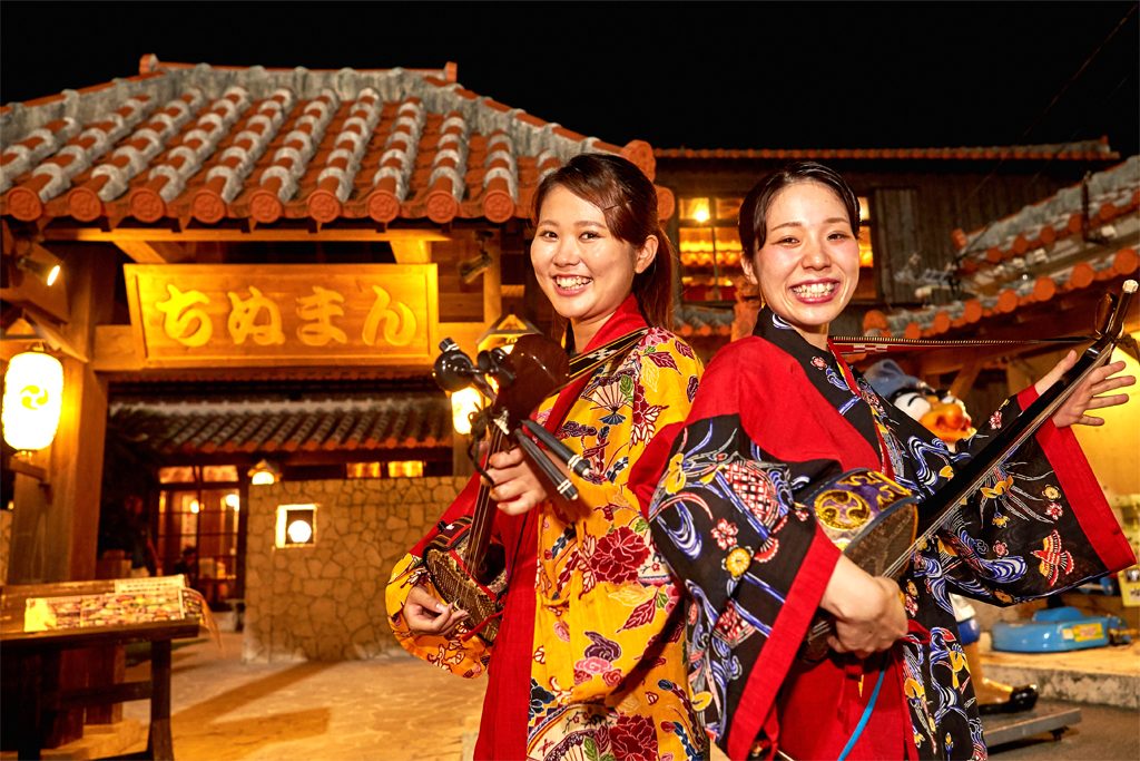 沖縄民謡・島唄三線ライブ毎晩開催！観覧無料！ 家族におすすめ、琉球古民家風の居酒屋