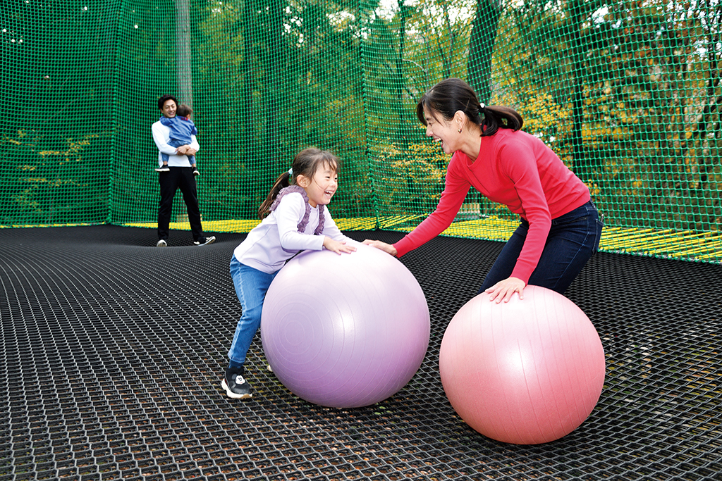 バランスボールで遊ぶ親子/「PANZA宮沢湖」FUNMOCK(埼玉県/飯能市)