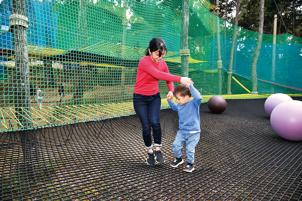 ネットの上で遊ぶ親子/「PANZA宮沢湖」FUNMOCK(埼玉県/飯能市)