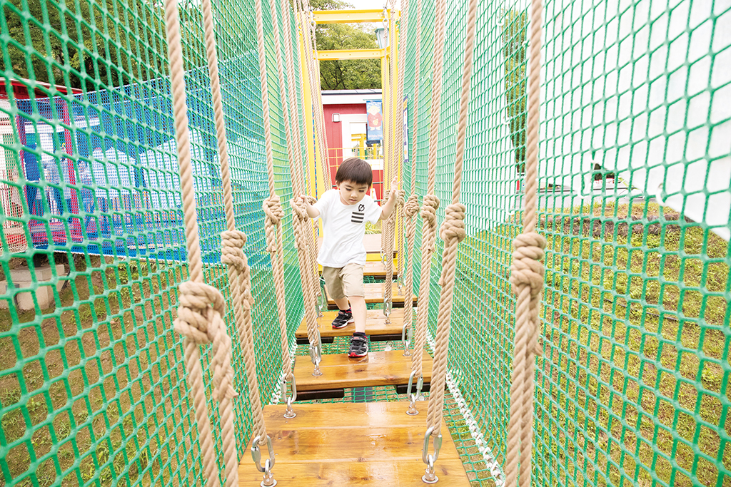 アスレチックで遊ぶ子ども/ハッスル スパイダー(神奈川県/相模原市)