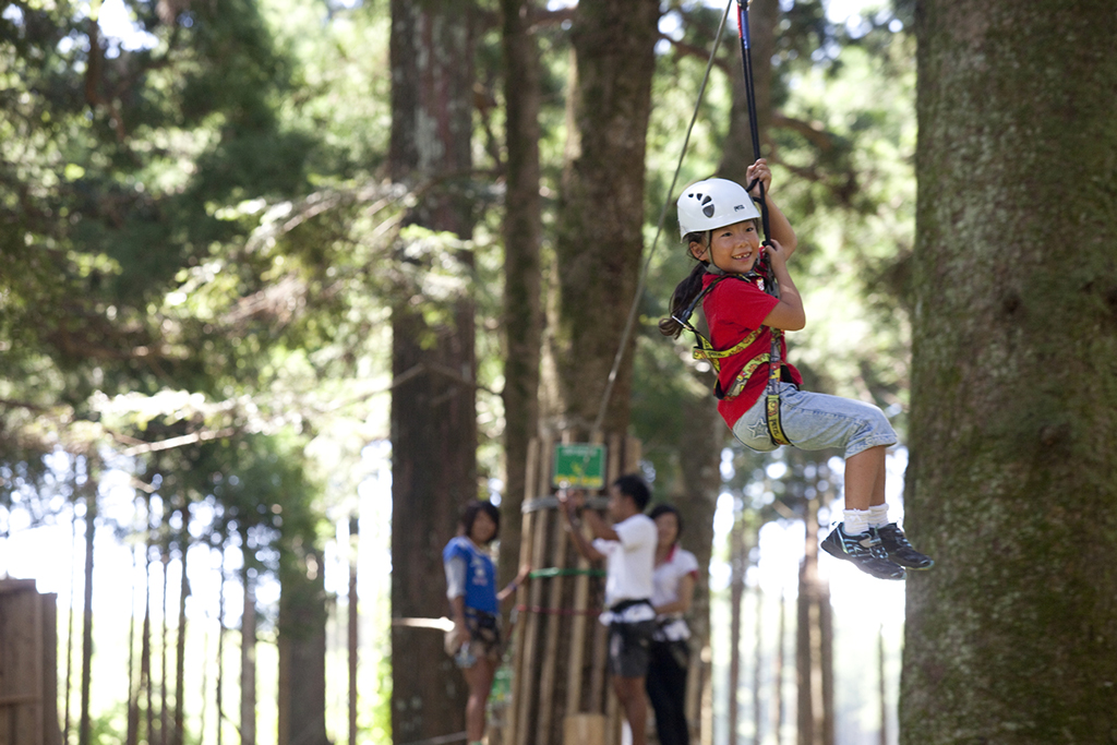 アスレチックで遊ぶ子ども/フォレストアドベンチャー・小田原(神奈川県/小田原市)