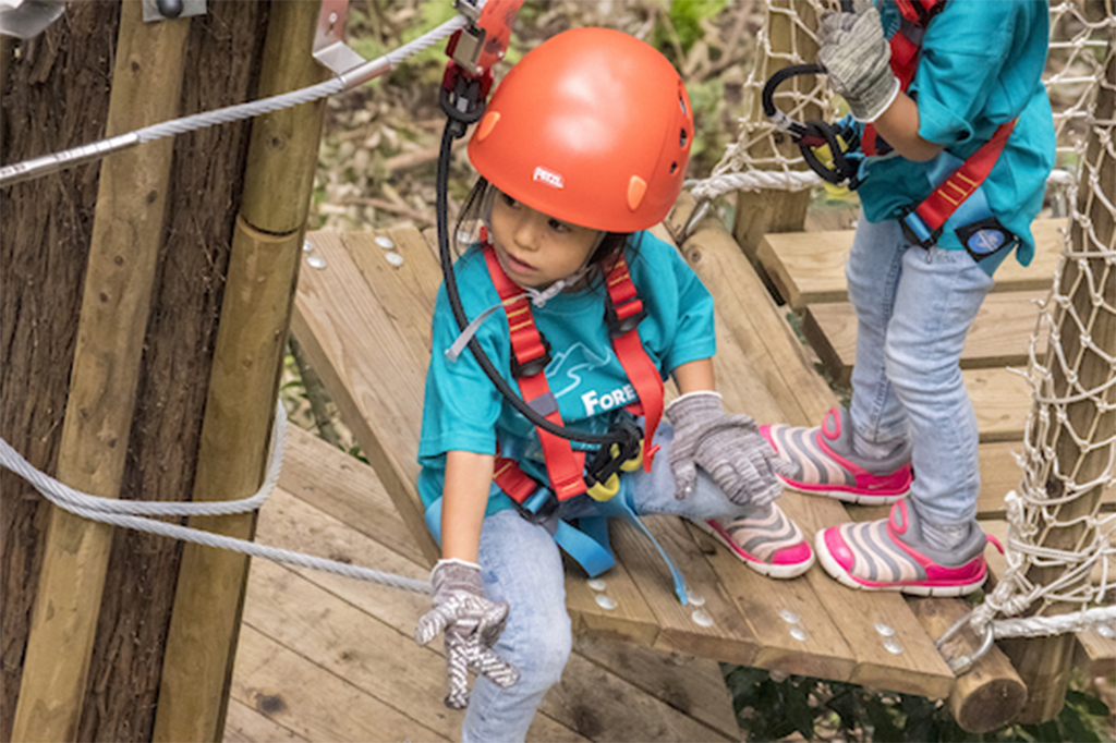 アスレチックで遊ぶ子ども/フォレストアドベンチャー・よこはま(神奈川県/横浜市)