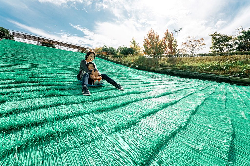 芝すべりで遊ぶ親子/ハーベストの丘（大阪府/堺市）