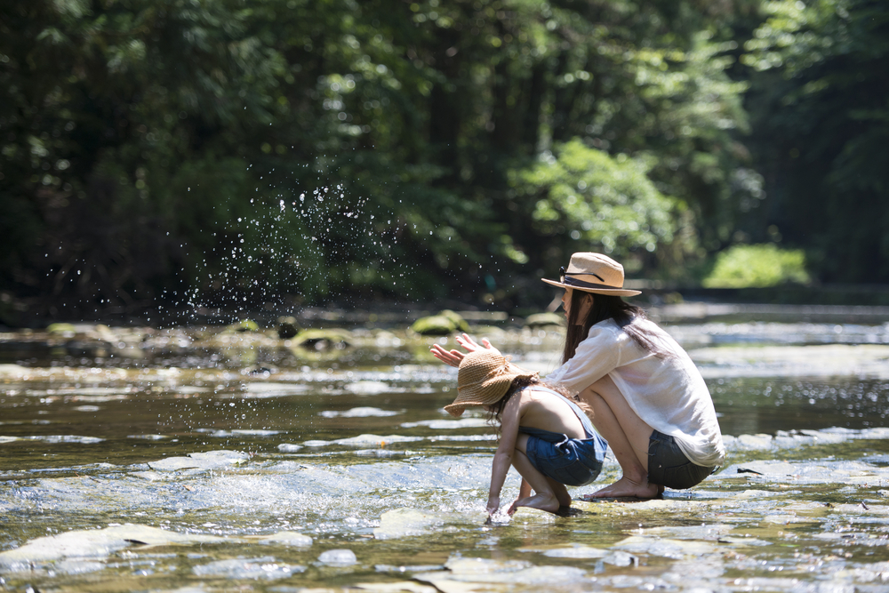 川で遊ぶ親子/紫外線&熱中症対策