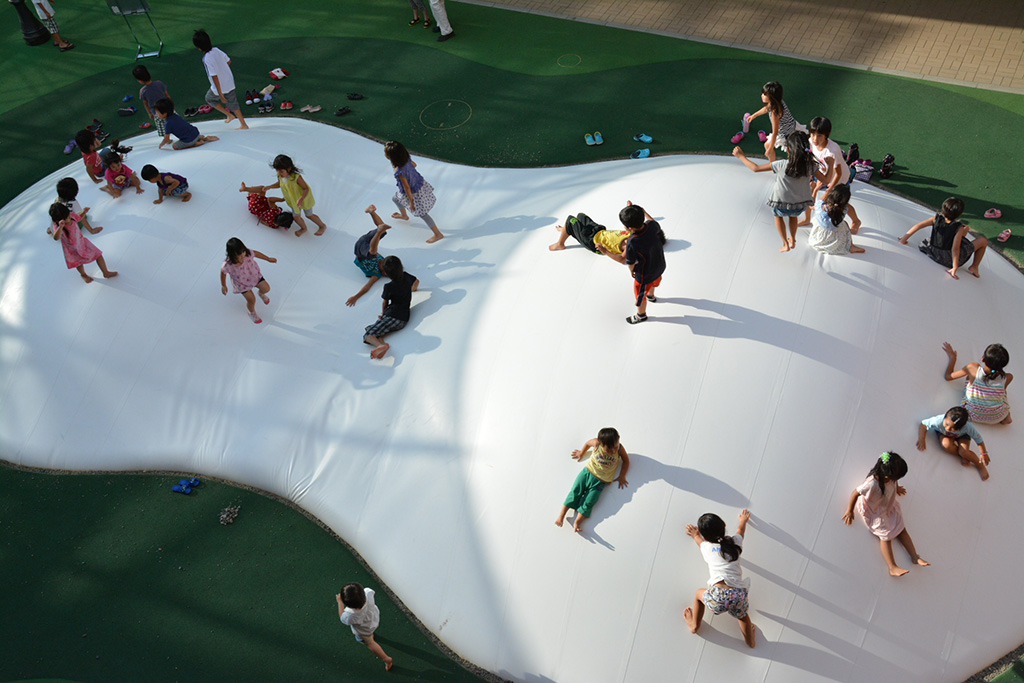 ふわふわドームで遊ぶ子ども/BIG HOP ガーデンモール印西(千葉県/印西市)