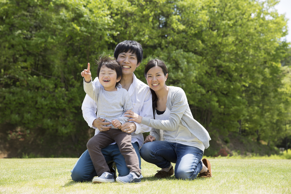 お出かけをする親子