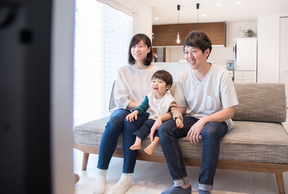 テレビを見る親子