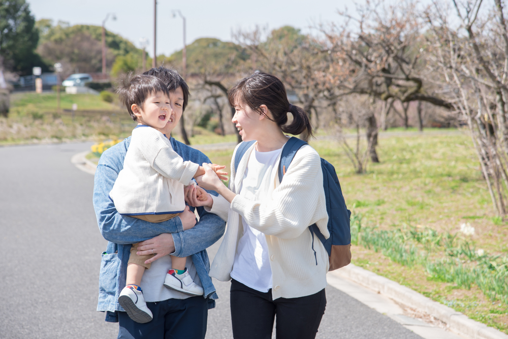 お出かけをする親子