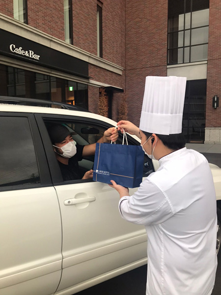 受け取りは車に乗ったままでOK/リーベルホテル アット ユニバーサル・スタジオ・ジャパン