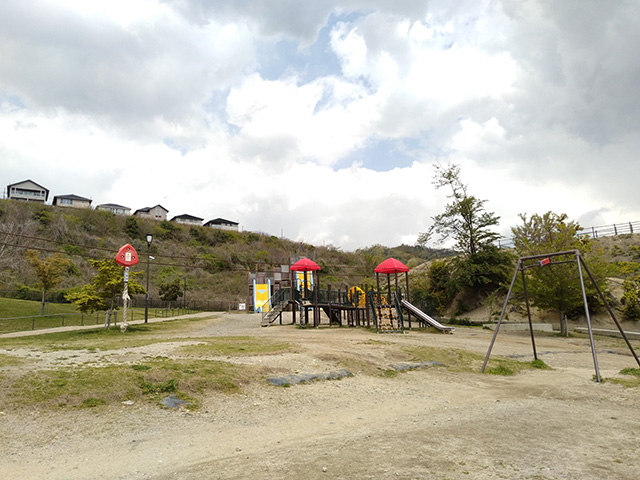 赤い三角屋根の複合遊具/彩都なないろ公園(大阪府/箕面市)
