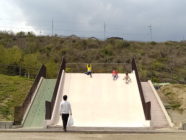 幅広滑り台/彩都なないろ公園(大阪府/箕面市)