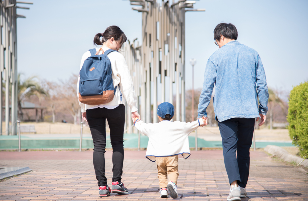 おでかけをする親子