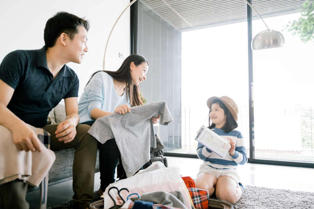 おでかけをする親子