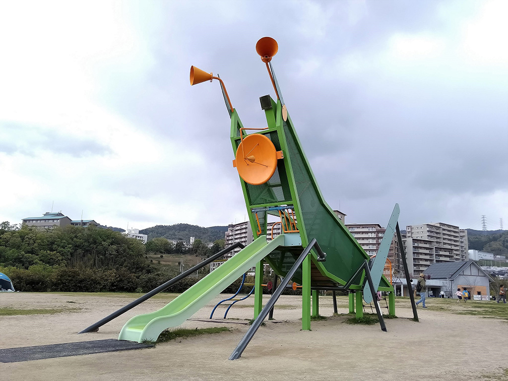 バッタ滑り台/彩都西公園(大阪府/茨木市)