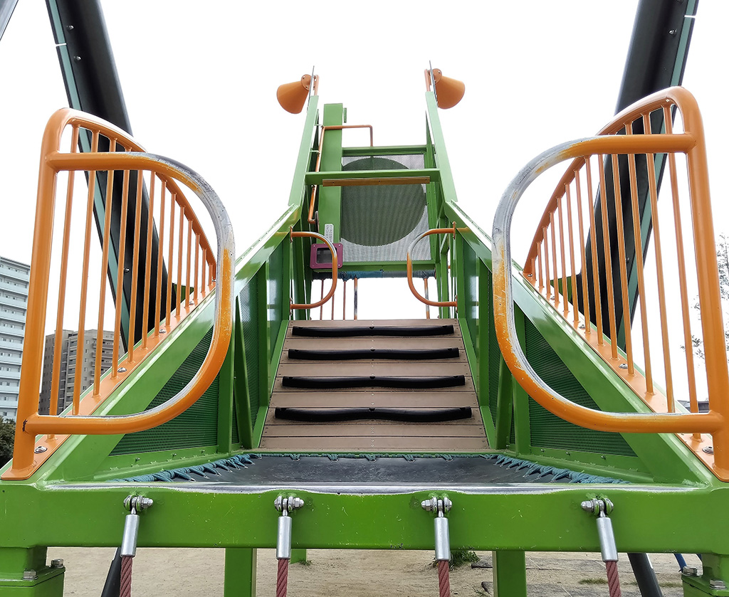 バッタ滑り台/彩都西公園(大阪府/茨木市)