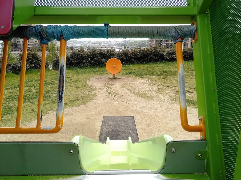バッタ滑り台/彩都西公園(大阪府/茨木市)