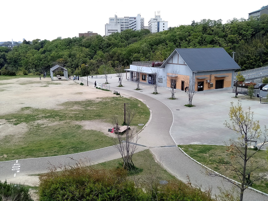 ベンチやテーブルが配された休憩スポット/彩都西公園(大阪府/茨木市)
